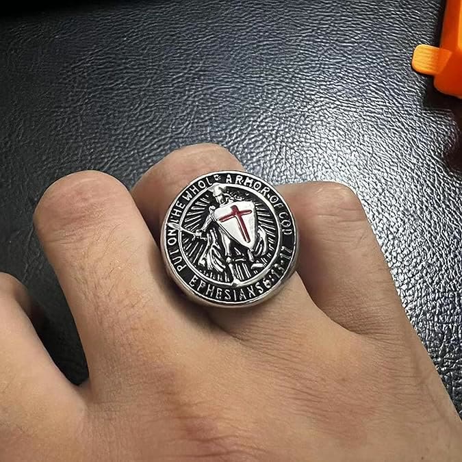Anel com Escudo em Aço Titânio Vintage