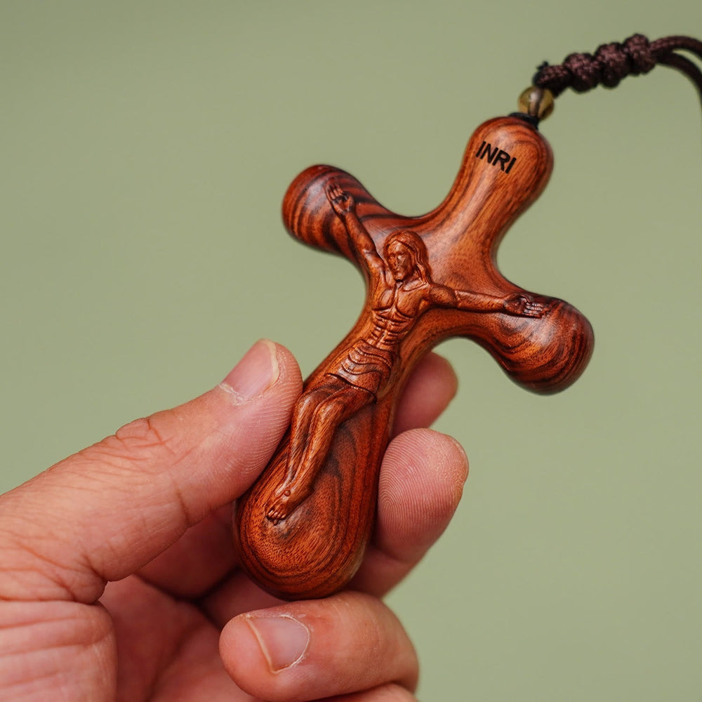 Colar Crucifixo INRI de Madeira Vintage