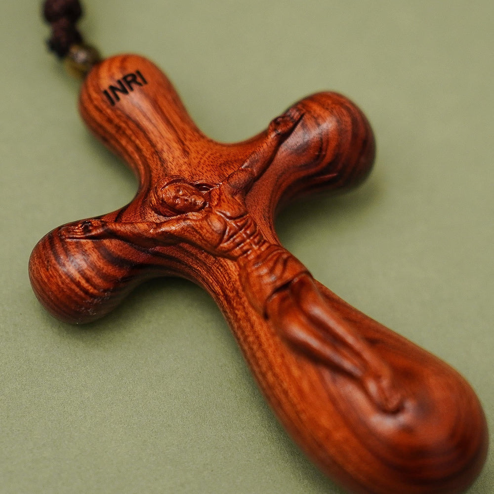 Colar Crucifixo INRI de Madeira Vintage