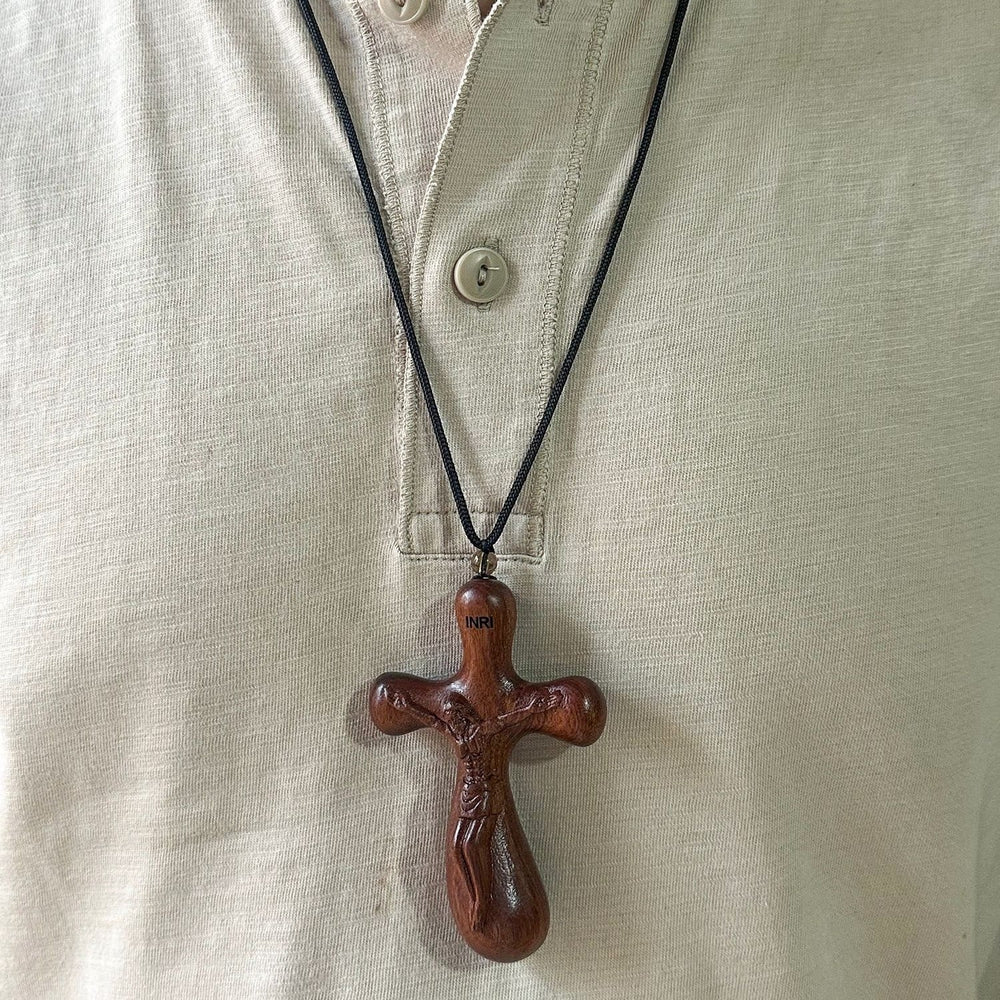 Colar Crucifixo INRI de Madeira Vintage