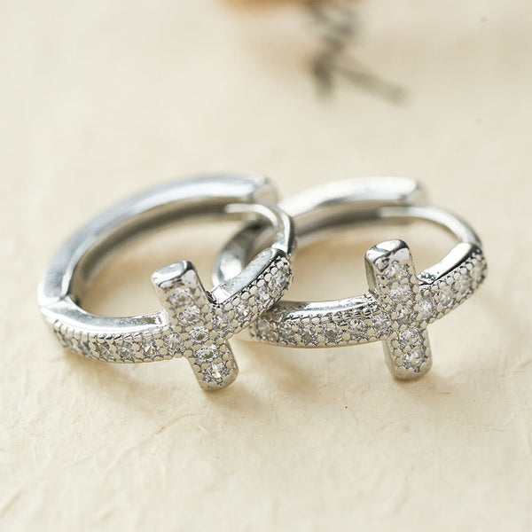 Brincos Cruz com Argola Huggie Dois Tons Dourado