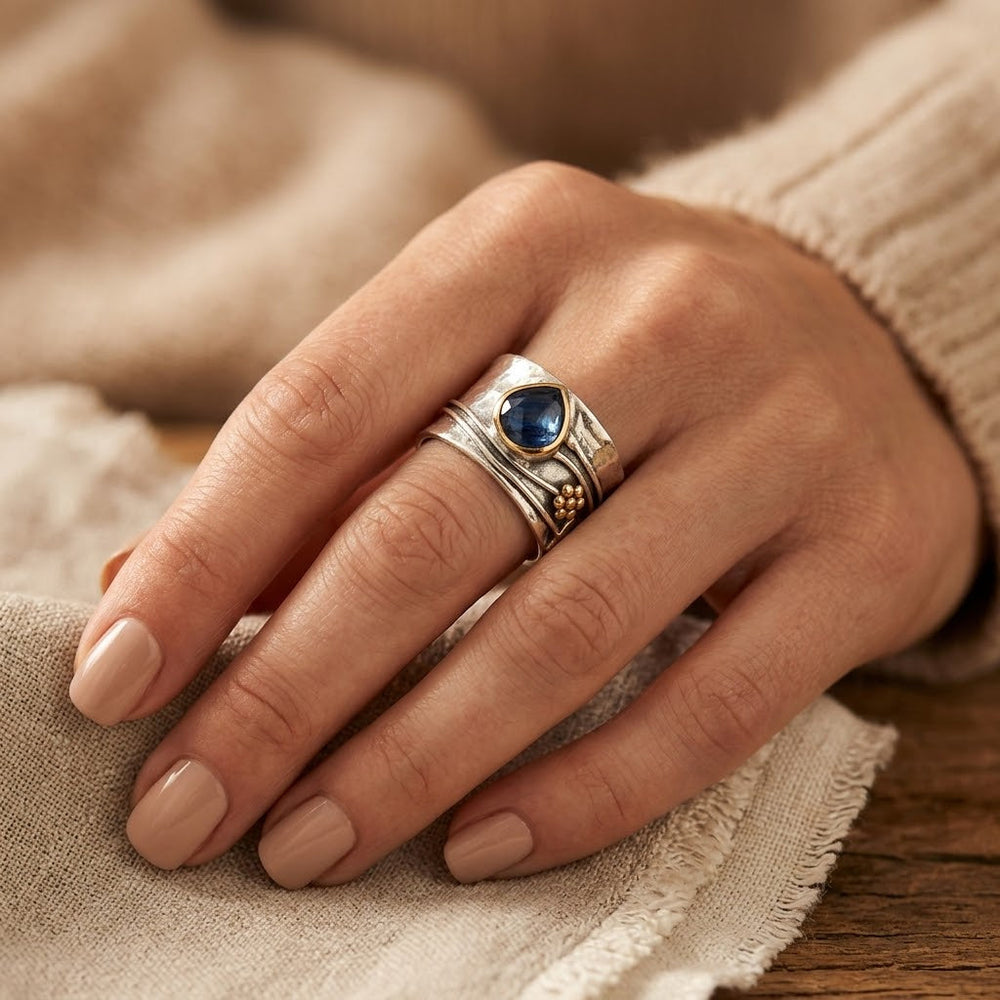 Anísia Blue Stone Hammered Band Ring | Gold & Silver